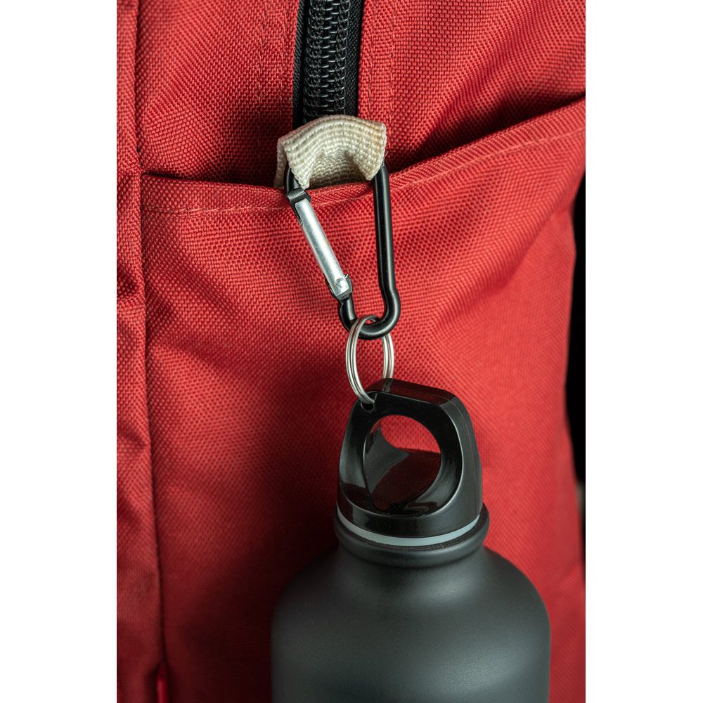 Le mousqueton de la gourde accroché à un sac à dos