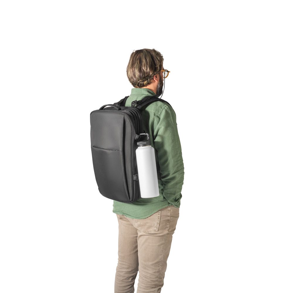 La gourde 1,2 litre glissée dans la poche d'un sac à dos