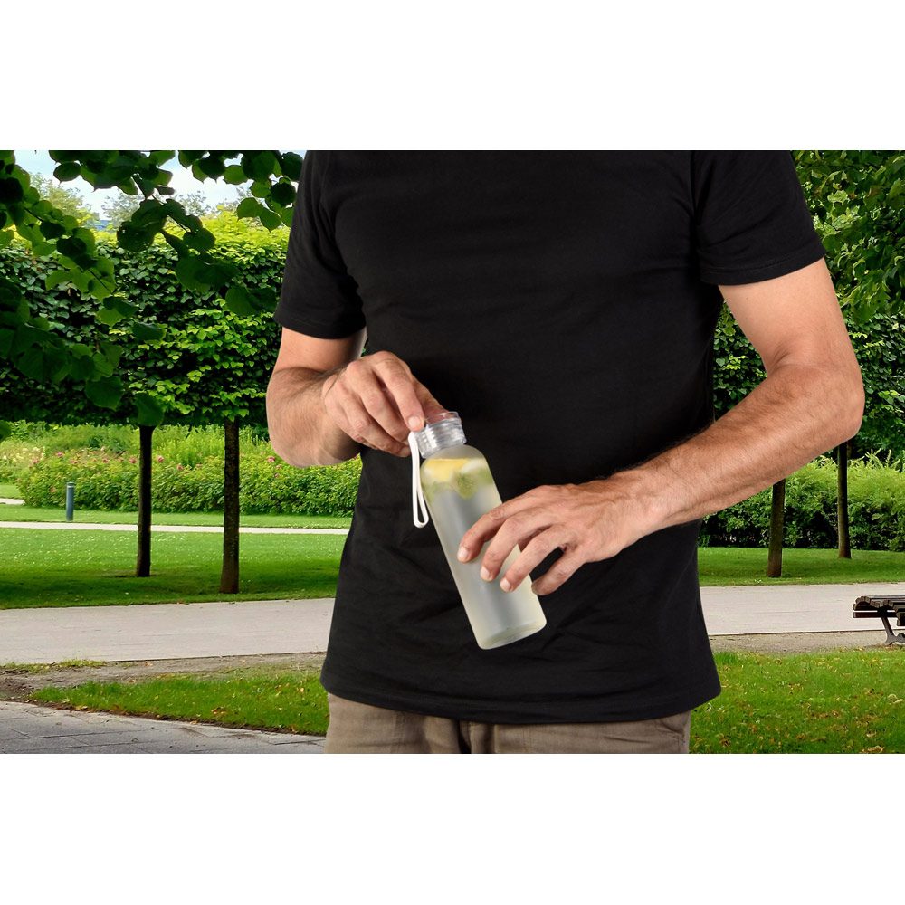 La gourde sport transparente, tenue à la main par sa sangle