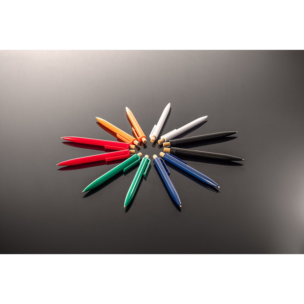 Les stylos recyclés disposés en étoile