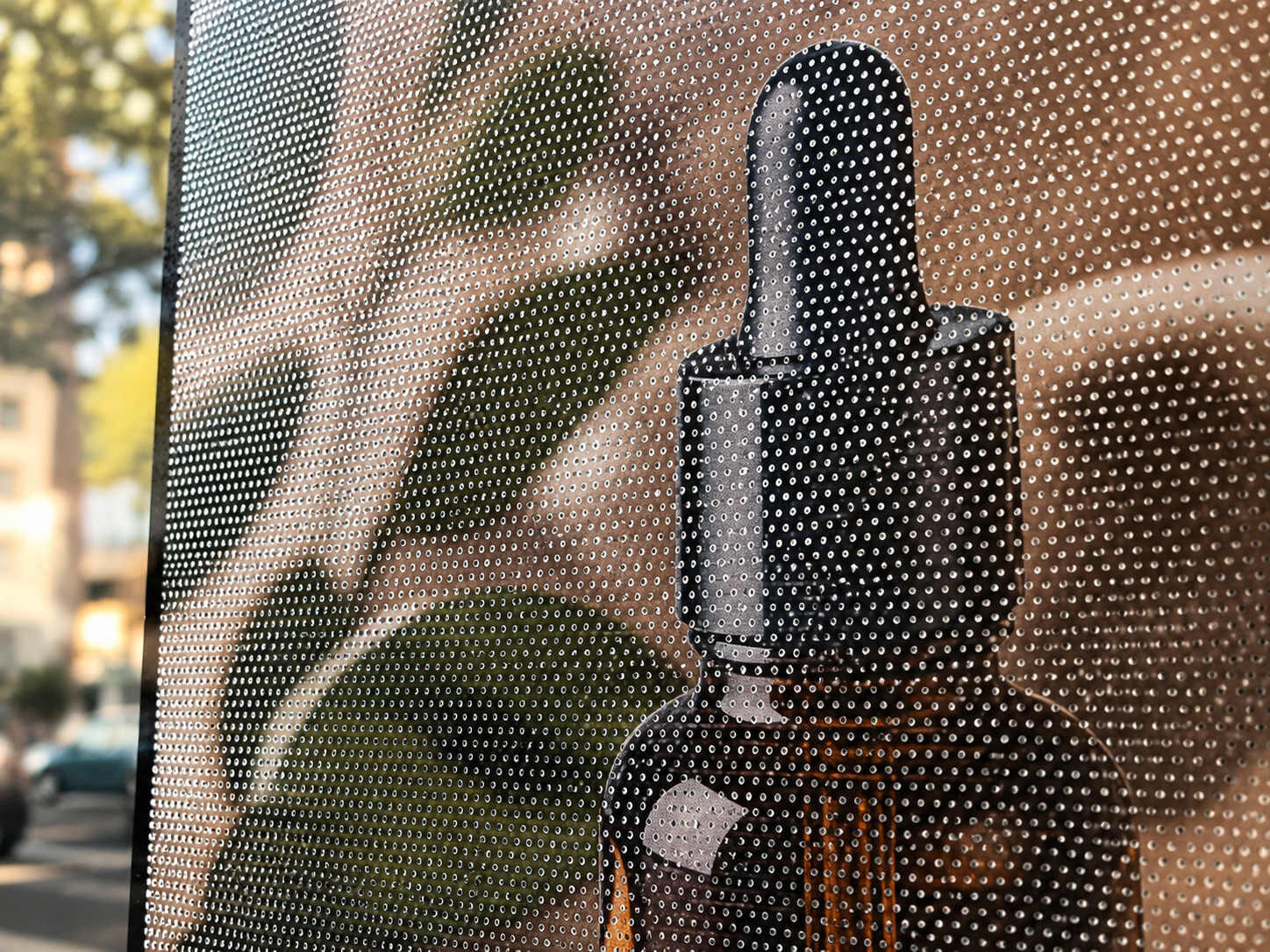 Microperforé vitrine détail perforations
